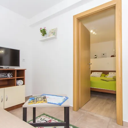 Shiny Apartment Split