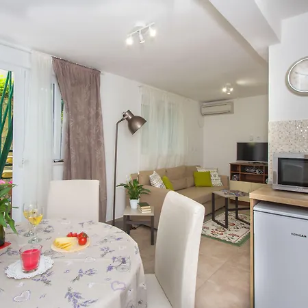 Shiny Apartment Split