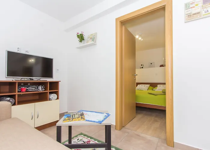 Shiny Apartment Split