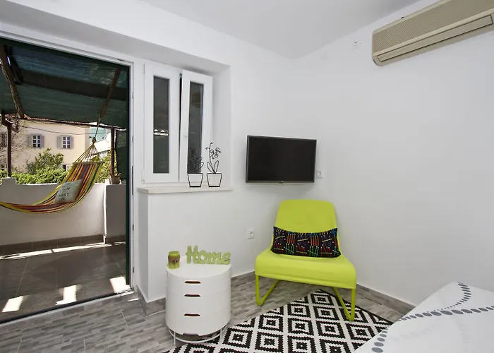 Apartment Shiny Split